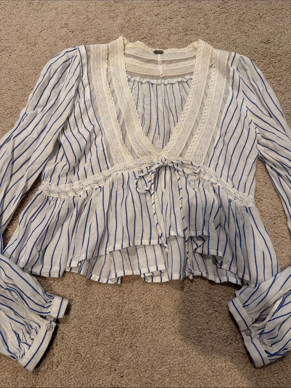 Free people Women’s White and Blue Striped Lace-Trim cropped Blouse sz xs